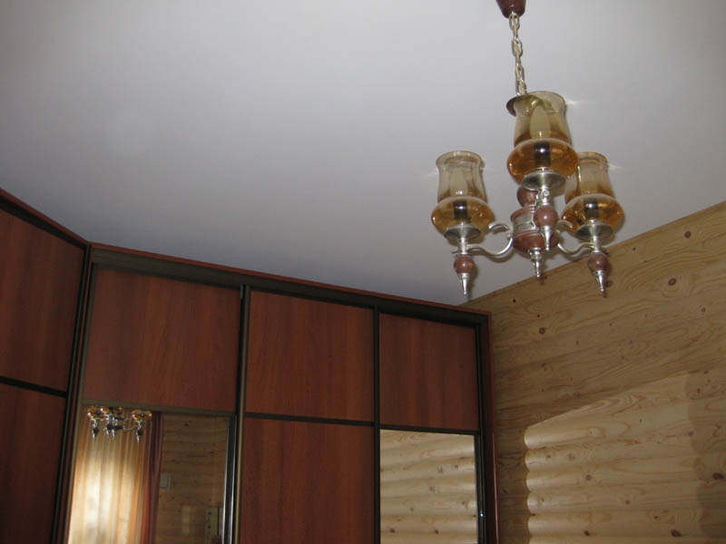 Натяжные потолки в деревянном доме